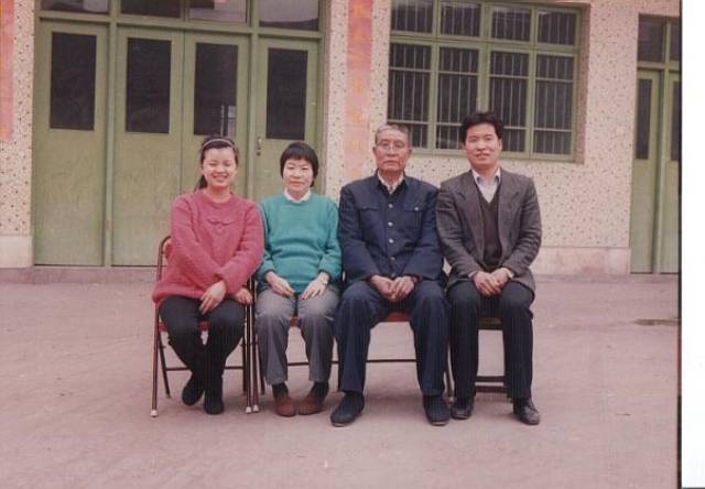 也刊登了相关报道,我妈妈在报道中读到了他熟悉的英雄李中华和雷强的