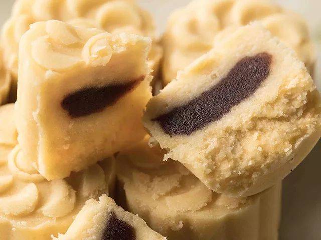 细腻松软的台湾绿豆糕,清清爽爽一点也不油腻,入口即化