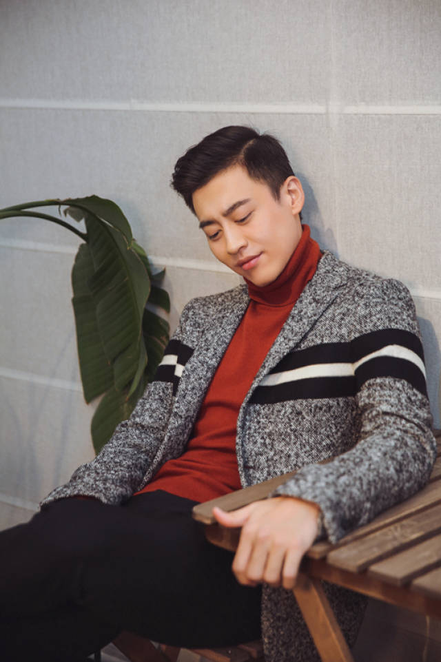 演员刘凯现身时尚活动 诠释初冬穿搭新态度