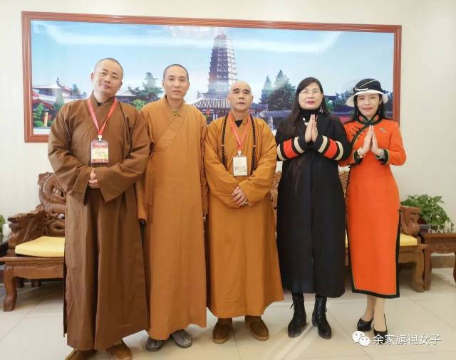 左二为法闻法师