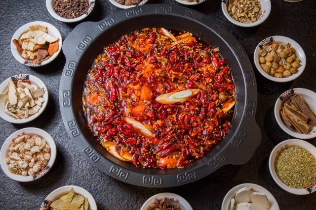 红油锅底厚重但不浑汤,红油入眼沸腾翻滚, 大写加粗的火辣!