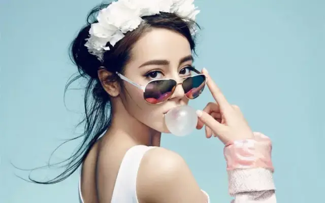 杨幂新签的95后小花王一菲,长相似baby又似姚