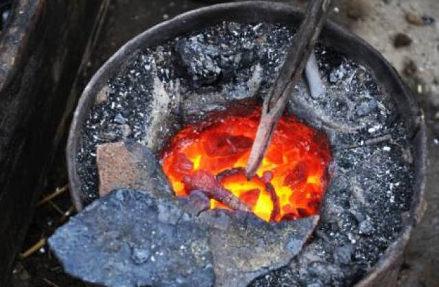 昭通镇雄一兄妹火炉边睡觉,不幸煤烟中毒身亡._手机搜狐网