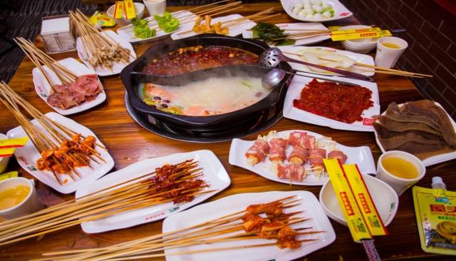 川系火锅 川系火锅是最受大家追捧的火锅类型了,鲜香麻辣的口味符合大