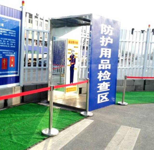 绿色通道,安全质量文化长廊内悬挂绿色花盆,美化现场,创建良好的施工