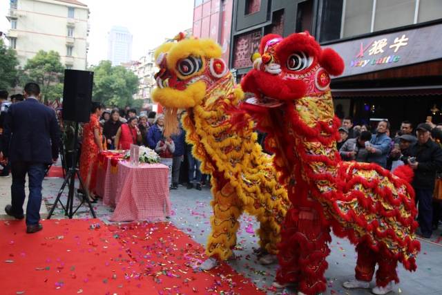 舞狮吐出横幅寓意吉祥