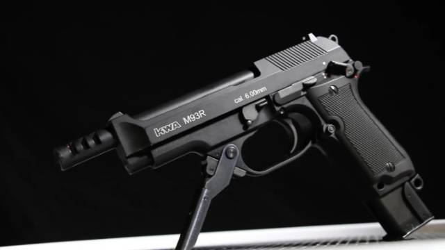 内部设计则将贝瑞塔m1951的全自动射击模式改成三点发射击模式,枪管