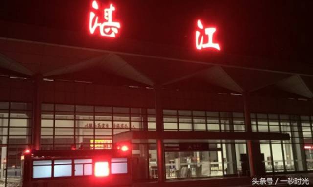 图中的湛江西站白天本来就没什么人,一到了晚上更是荒凉,周围黑漆漆