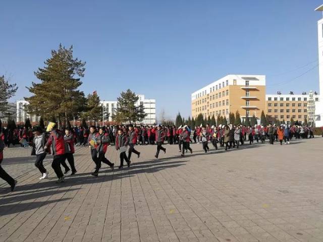 怀仁这个学校人人头上顶了一本书,干啥呢!