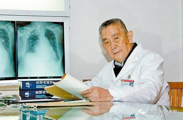 在解放军总医院,有一位老军医牟善初,退休多年依然躬身治病救人一线