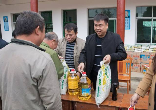 这是耒阳有名的贫困村,村民们今天集体被温暖!