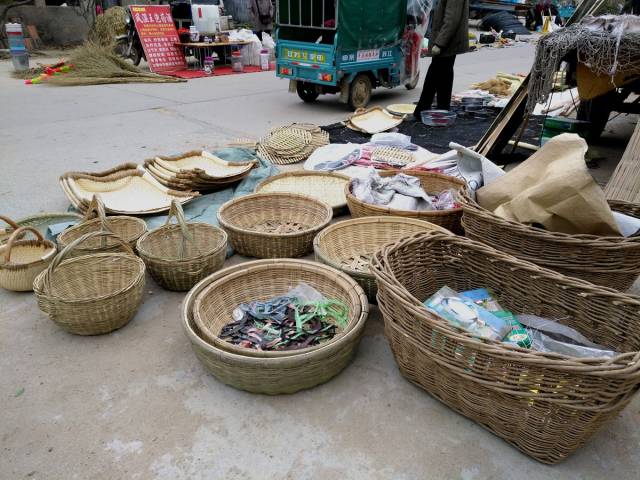 大叔摊子上的各种家用器皿,柳筐,竹筐,竹篮,小斗远子等等.
