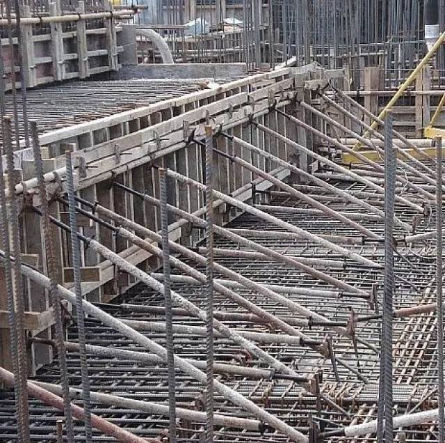 地下室高低跨处模板挂模