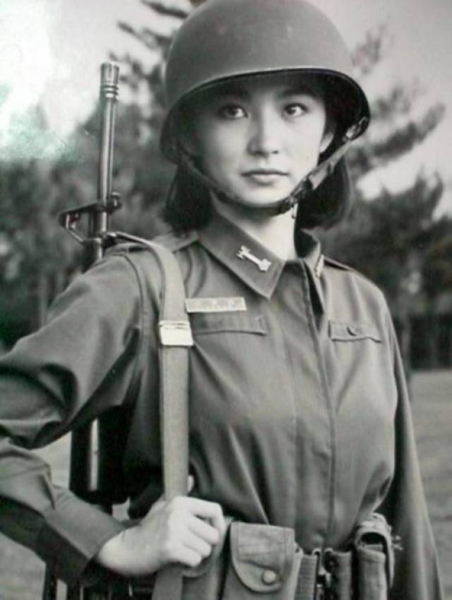 《中国女兵》讲述一群女学生毕业去从军,在军营里训练成长的故事