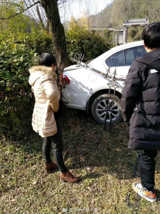 勉县一女司机开车撞树,有惊无险