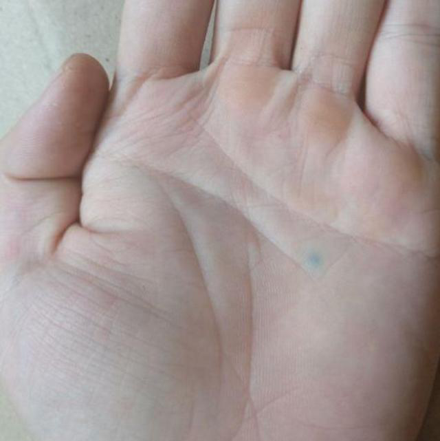 手掌中财运线指的是无名指下方的位置,竖方向的手纹,与成功,收获,财运