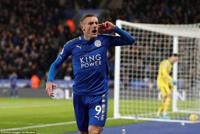 瓦尔迪单手指观众席