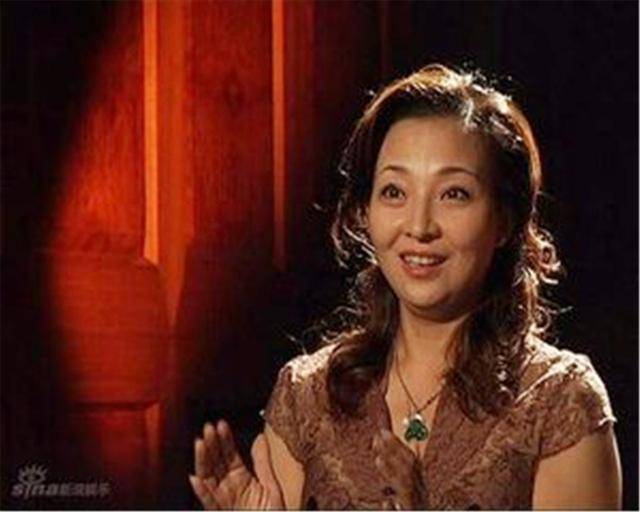 陶金,原名陶秉钧,1961年生于苏州,他是位专职的舞蹈演员,后来在一次去