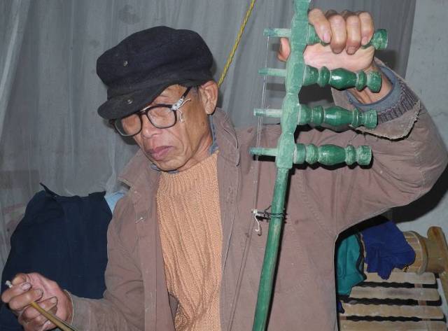 恭城一老人痴迷二胡 只为给生活找点乐子
