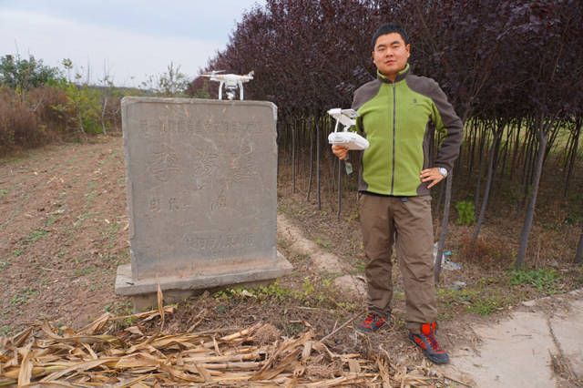 陵前竖立的第一批陕西省重点文物保护单位碑上,却写成了"李芮",不知