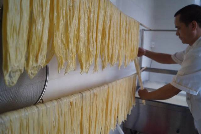 竟看到师傅制作腐竹的全过程