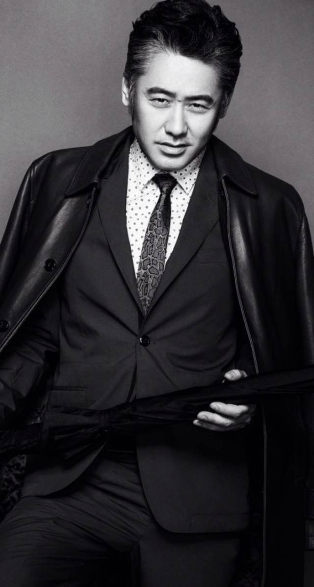 当然是三七分油头发型,这款发型也是当红明星余文乐的最爱