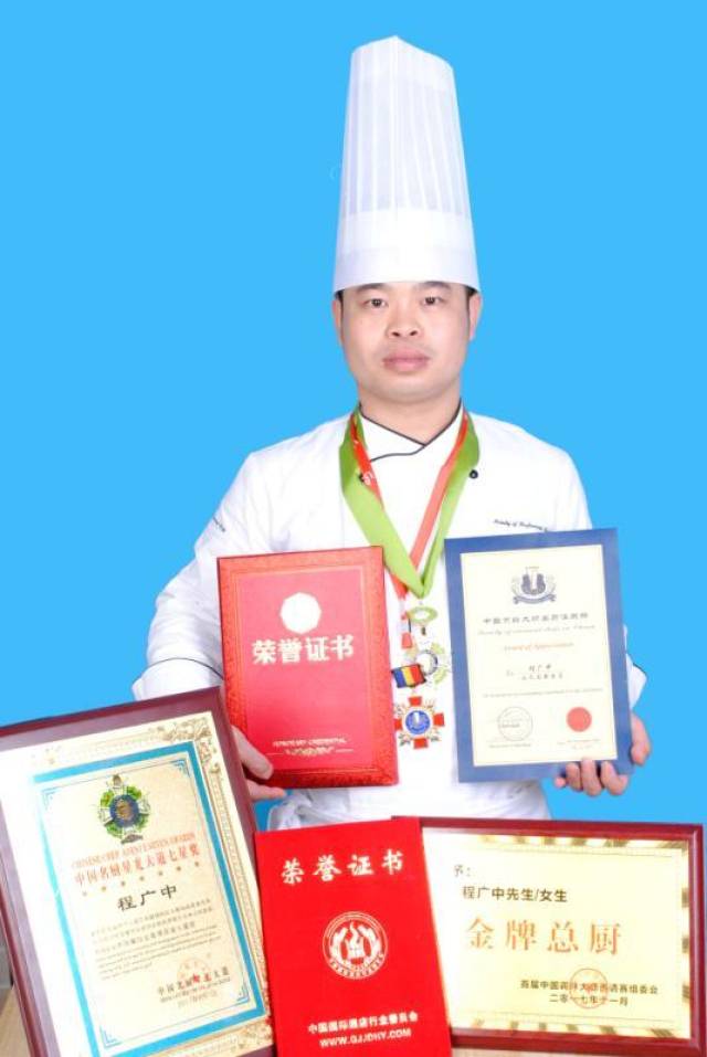 2002年到浙江台州久久大酒店拜师学艺,2007年加入南方厨艺餐饮公司