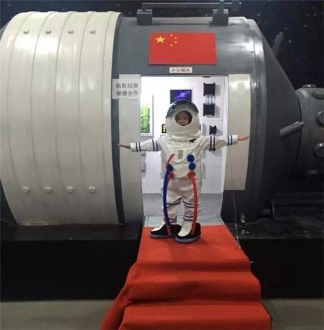 空中卫星环绕,身边火箭,飞船林立,立刻感觉置身于缥缈的太空之中