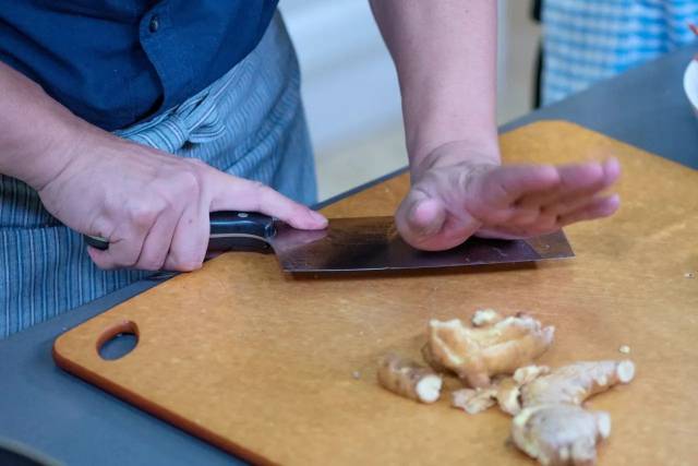 【2】食材处理 用菜刀把姜拍扁.