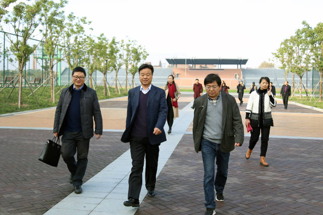 伊通满族自治县教育局局长张金山一行来我市考察交流