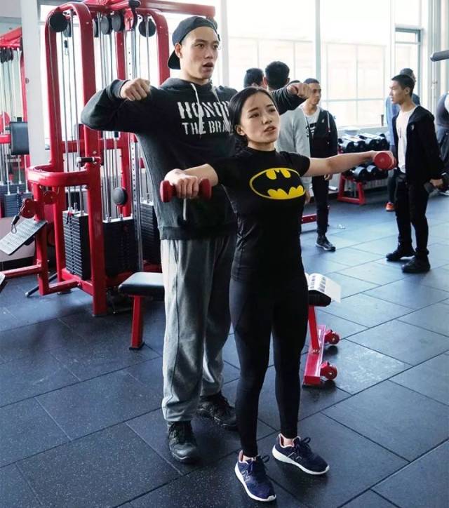 斐堡健身学院是一家专注零基础私人健身教练培训学院,课程由李猛老师