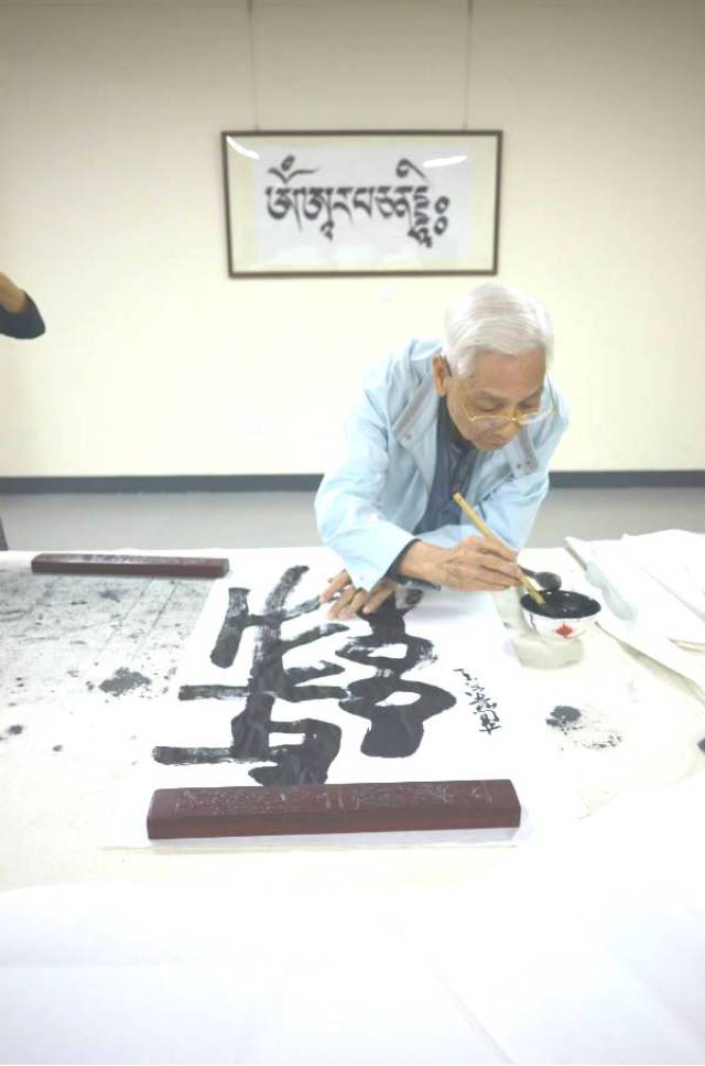 著名书画家谢水墨莅临东盟(集美)文化艺术交流中心参观