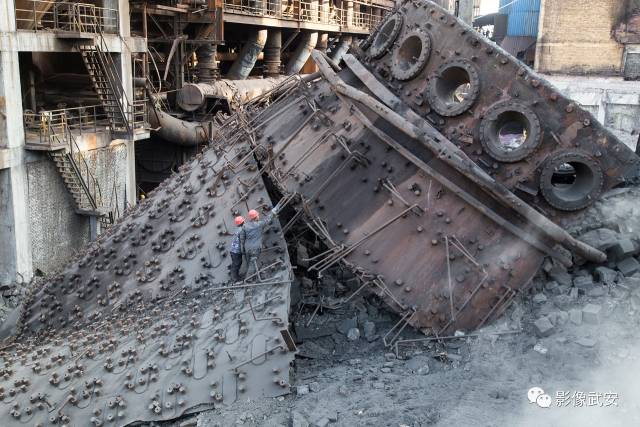 东山冶金最后一炉钢,那天正好是我的生日,炼钢师傅讲,倒数第二炉和