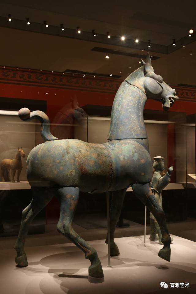 权为衡(天平)上使用的砝码,此铁权嵌有一块青铜诏版,其上阴刻篆书,是