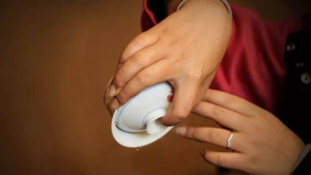 茶百科 | 扣手礼的正确姿势是这样不要搞错啦!