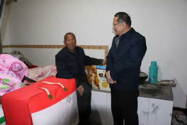 神木市委常委,统战部部长李文江同志入户发放物品