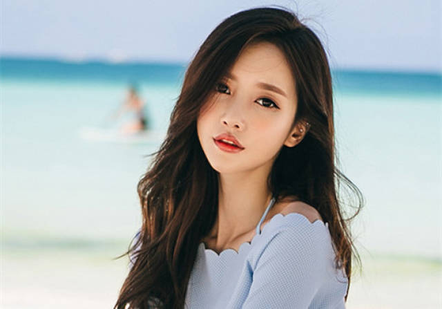 低眉顺眼,那凝视的目光,直击你的心灵.