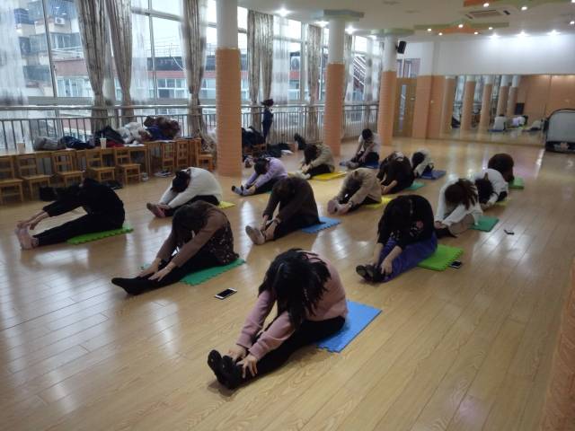 培训开始前,东方舞韵的舞蹈老师杨老师让我们进行压腿热身,热身后,杨