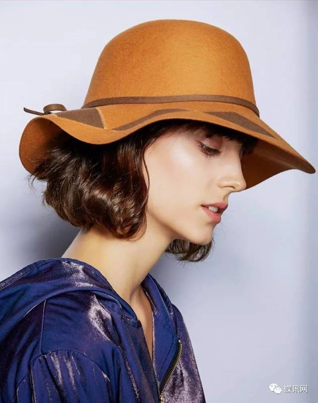 配饰趋势 | 不仅时髦还显脸小?宽檐帽真的是谁戴谁好看