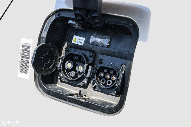 帝豪ev300的充电口位于车辆的左后方,燃油车加油的位置,快,慢充都集中