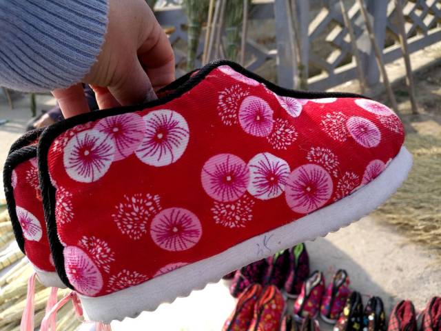 农村大婶喜欢做花鞋,买布料时竟然完全忘记了这鞋的本名