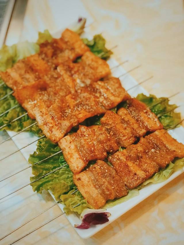 气人不?你们在撸小串,我们却在啃羊腿?而且只花了29.8元!