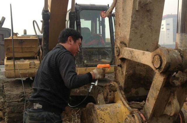 千万不要和挖机人做朋友,我是说真的!