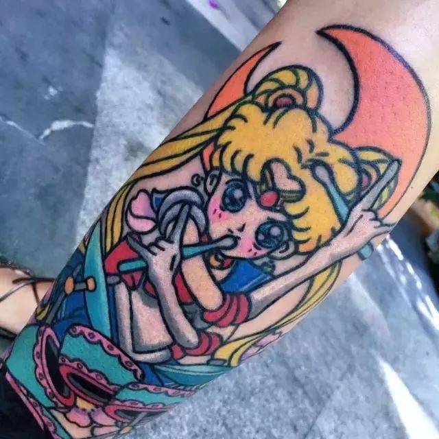 左腿纹打架子鼓的美少女战士水冰月.