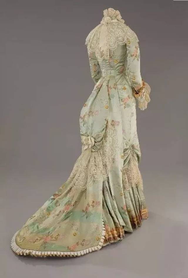 钻进十九世纪法国女人的衣柜