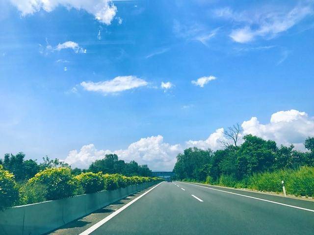 沿途的风景让开车成为一种享受.就是那种奔向自由,沐浴阳光的惬意.