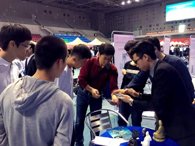 150多家企业携万余岗位来深圳信息学院揽才