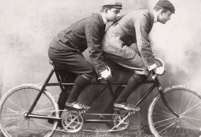 德国人德莱斯与1817年发明了自行车