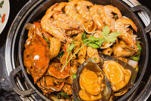 海鲜鸡煲里海鲜铺到满,差点看不见鸡肉的影子