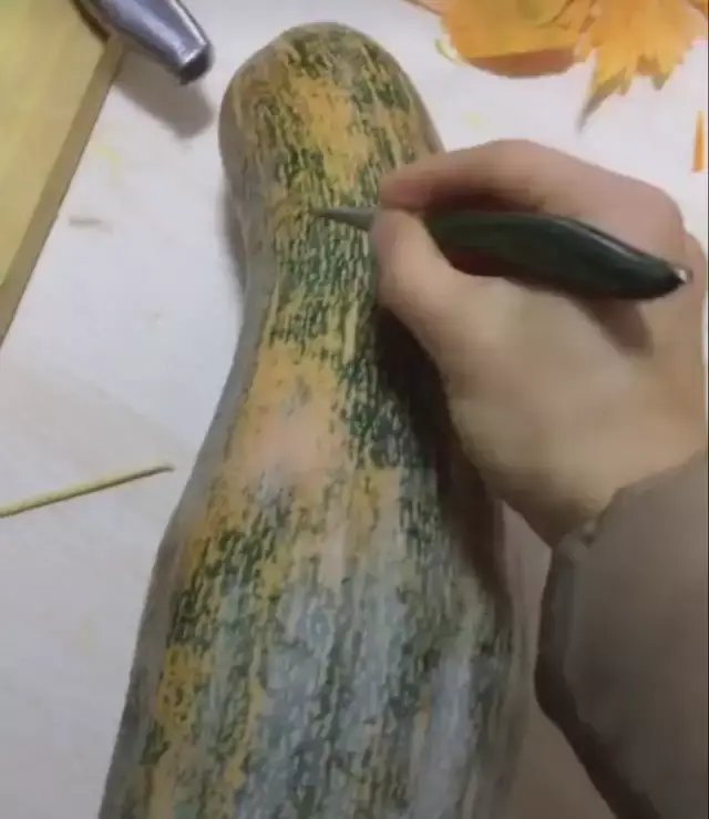 雕孔雀这个就厉害了,这是用南瓜来雕刻的,几个人雕了几个小时,整个